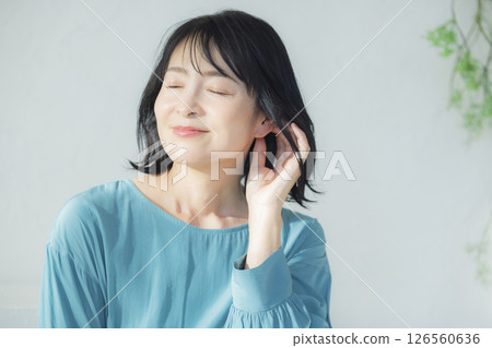 穿著藍色襯衫的中年婦女 126560636