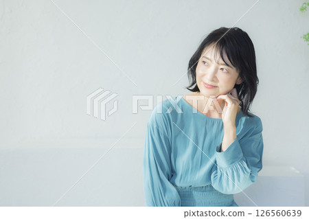 穿著藍色襯衫的中年婦女 126560639