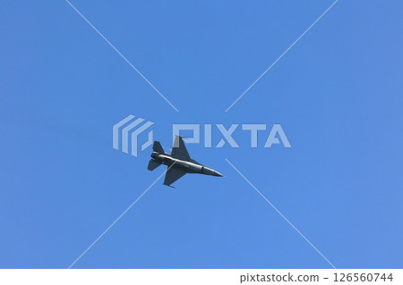 F-16 Fighting Falcon training flight F-16 Fighting Falcon training flight 126560744