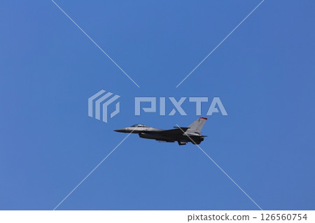 F-16 Fighting Falcon training flight F-16 Fighting Falcon training flight 126560754