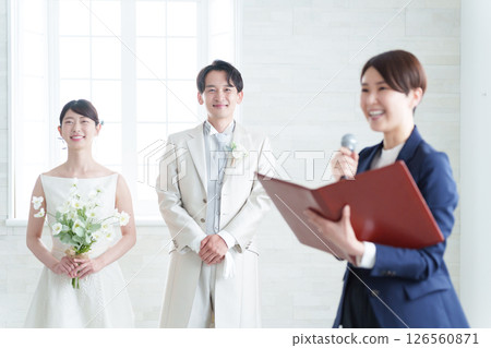 婚禮招待會主持人和新娘新郎 126560871