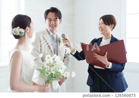婚禮招待會主持人和新娘新郎 126560873