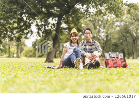 Male and female playing picnics 126561017
