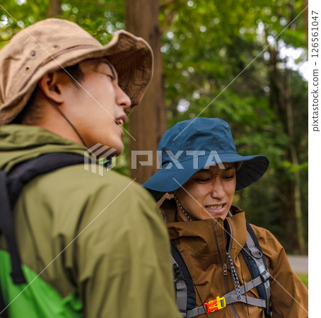 徒步旅行的人 126561047