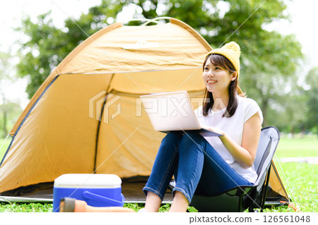 一名女子在戶外操作電腦 126561048