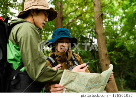 徒步旅行的人 126561053