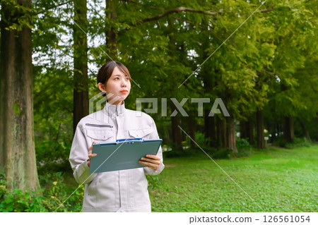 一名身著工作服的女子正在進行維修 126561054