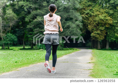 A woman who jogs 126561058