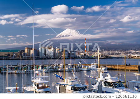 <靜岡縣>田子浦漁港和雲霧繚繞的富士山 126561136