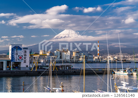 <Shizuoka Prefecture> Tagonoura Fishing Port and Mt. Fuji shrouded in clouds 126561140