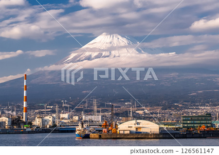 <靜岡縣>田子浦漁港和雲霧繚繞的富士山 <靜岡縣>田子浦漁港和雲霧繚繞的富士山 126561147