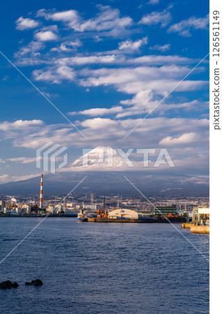 <Shizuoka Prefecture> Tagonoura Fishing Port and Mt. Fuji shrouded in clouds <Shizuoka Prefecture> Tagonoura Fishing Port and Mt. Fuji shrouded in clouds 126561149