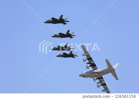 隱形戰鬥機編隊飛行：F-35 126561158