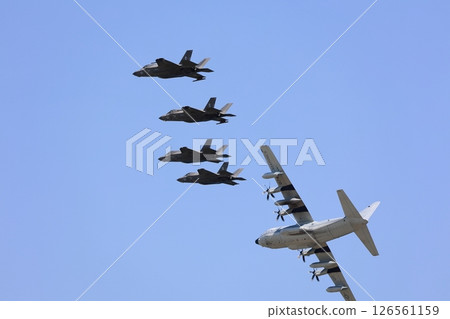 隱形戰鬥機編隊飛行：F-35 126561159