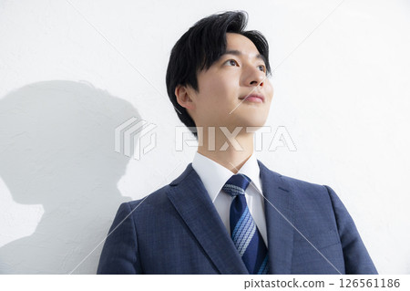 微笑一個年輕的商人看照相機 126561186