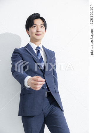 微笑一個年輕的商人看照相機 126561194