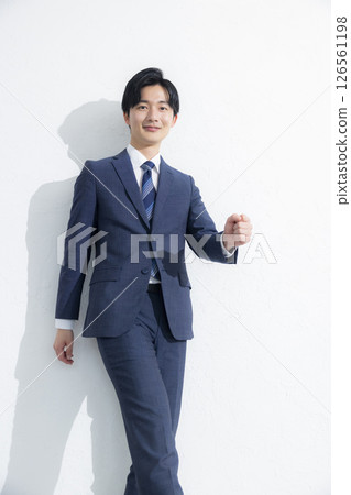 微笑一個年輕的商人看照相機 126561198