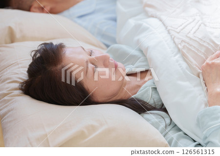 老夫婦睡在床上(睡眠/健康) 老夫婦睡在床上(睡眠/健康) 126561315