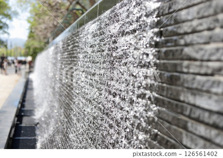 陽光明媚的春日，大通公園的壁泉 126561402