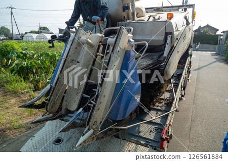 聯合收割機從拖拉機卡車上卸下後的裝料平台 126561884