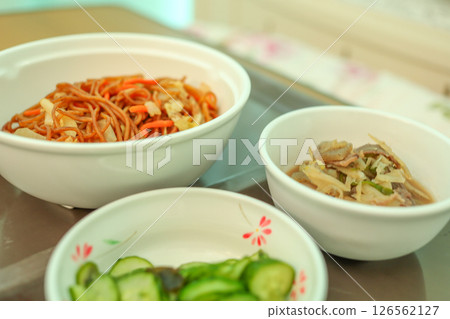 低熱量、低鈉的醫院餐（炒麵、醋漬小黃瓜、燜牛肉、蒟蒻） 126562127
