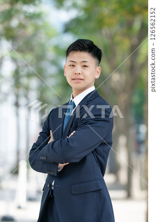 年輕男性商務雙臂交叉 126562152