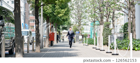 年輕男性商業運行 126562153