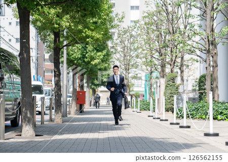 Young male business running 126562155