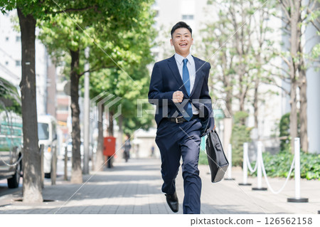 年輕男性商業運行 126562158