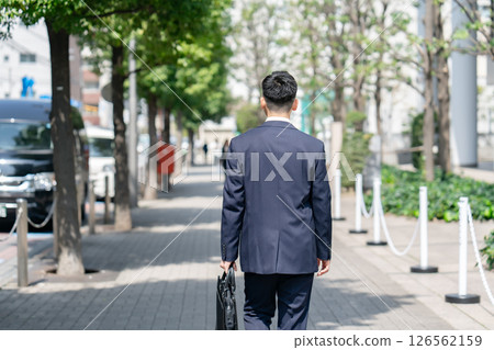年輕人商務背影 126562159