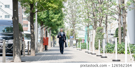 Young male business running 126562164