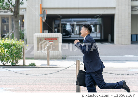 Young male business running 126562167