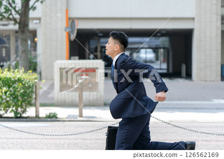 年輕男性商業運行 126562169