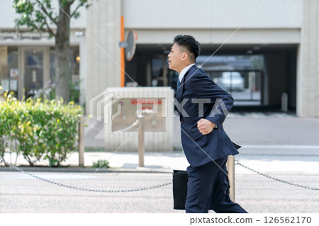 年輕男性商業運行 126562170