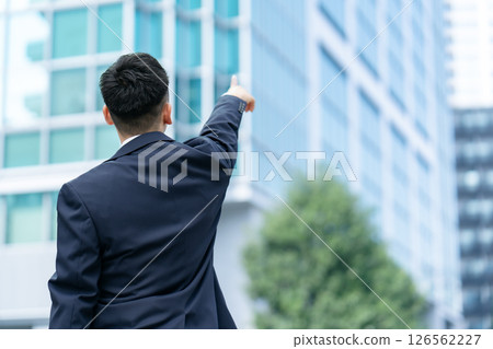 年輕人商務背影 126562227