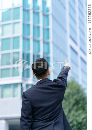 年輕人商務背影 126562228