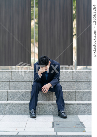 年輕男性生意憂心忡忡 126562264