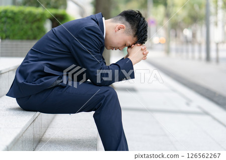 年輕男性生意憂心忡忡 126562267