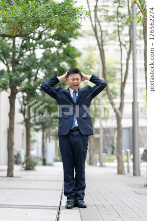 年輕男性商業恐慌 126562274