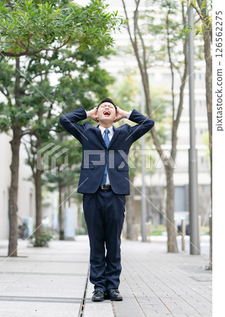 年輕男性商業恐慌 126562275