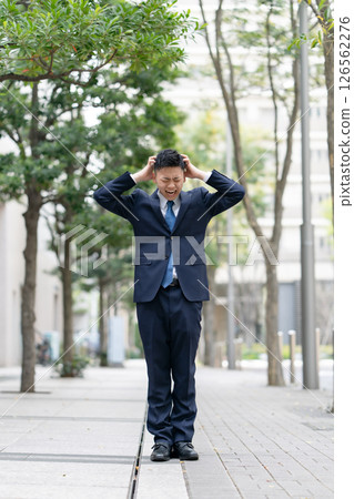 年輕男性商業恐慌 126562276
