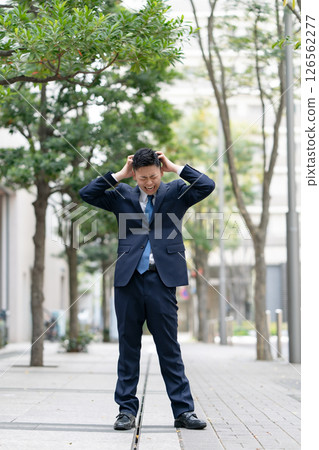 年輕男性商業恐慌 126562277