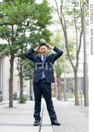 年輕男性商業恐慌 126562278