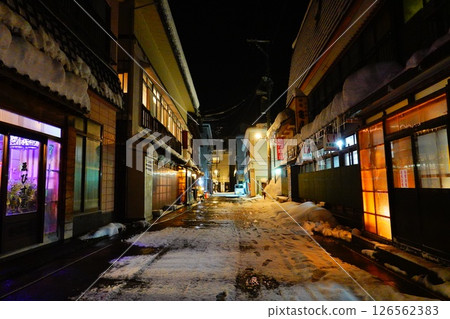 山形縣大倉村石折溫泉的冬夜風景 山形縣大倉村石折溫泉的冬夜風景 126562383