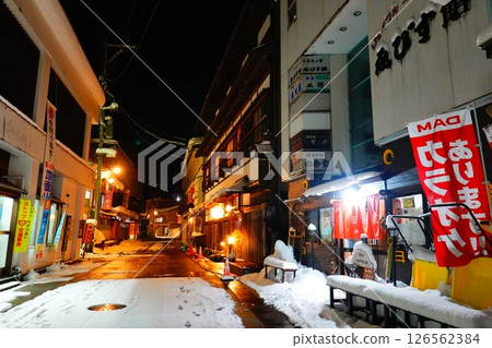 山形縣大倉村石折溫泉的冬夜風景 山形縣大倉村石折溫泉的冬夜風景 126562384
