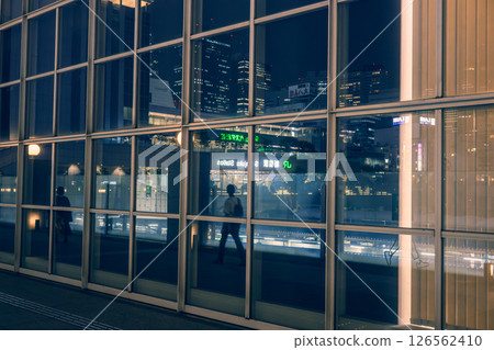 Night view of Shinjuku Station and passersby reflected in the glass 126562410