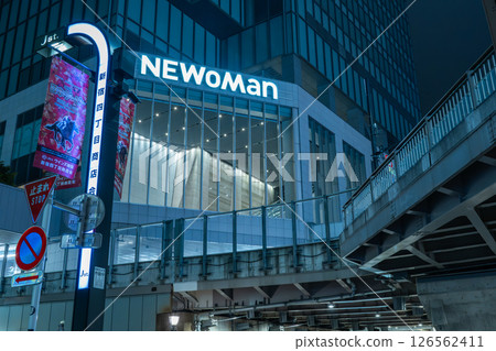 夜晚的新宿站（東南口）高架軌道下的建築物和甲州街道 126562411