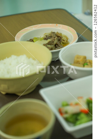 Low-calorie, low-sodium hospital food (rice, stewed geese, stewed beef, seasoned broccoli, tea) 126562412