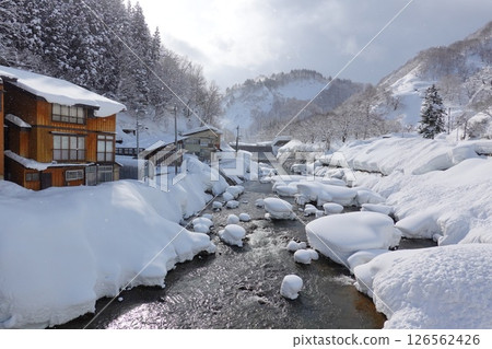 山形縣大倉村石折溫泉的冬日清晨景色 山形縣大倉村石折溫泉的冬日清晨景色 126562426