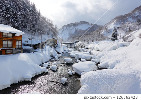 山形縣大倉村石折溫泉的冬日清晨景色 126562428